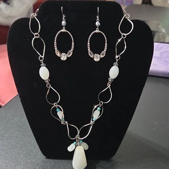 Elegant Silver and White Jewelry Set - Picture 3 of 5